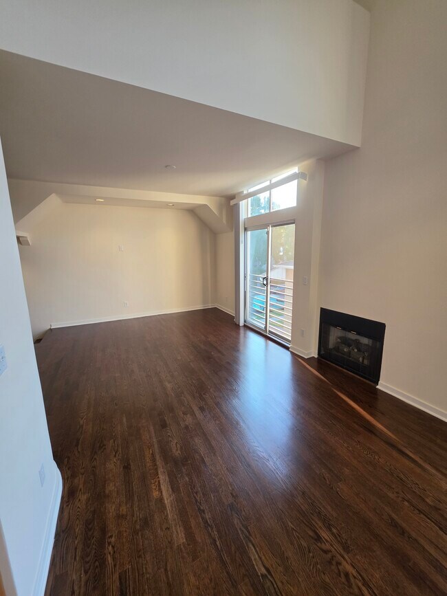 Building Photo - 900 N Croft Ave