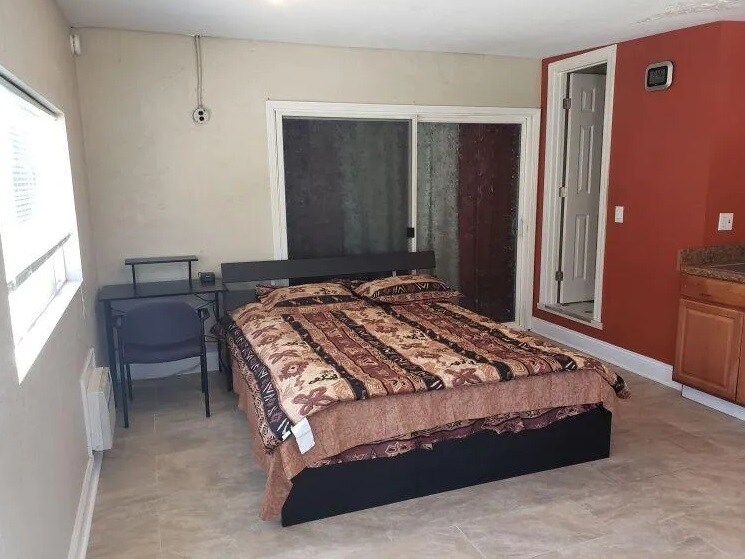 Building Photo - 4728 Mendoza Ave