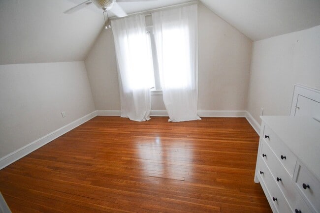 Building Photo - Updated 3 Bed, 1 Bath Home Near Downtown & Soldiers Field