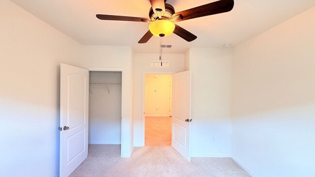 Building Photo - Charming Deltona 4/2 Ready for Move-in!