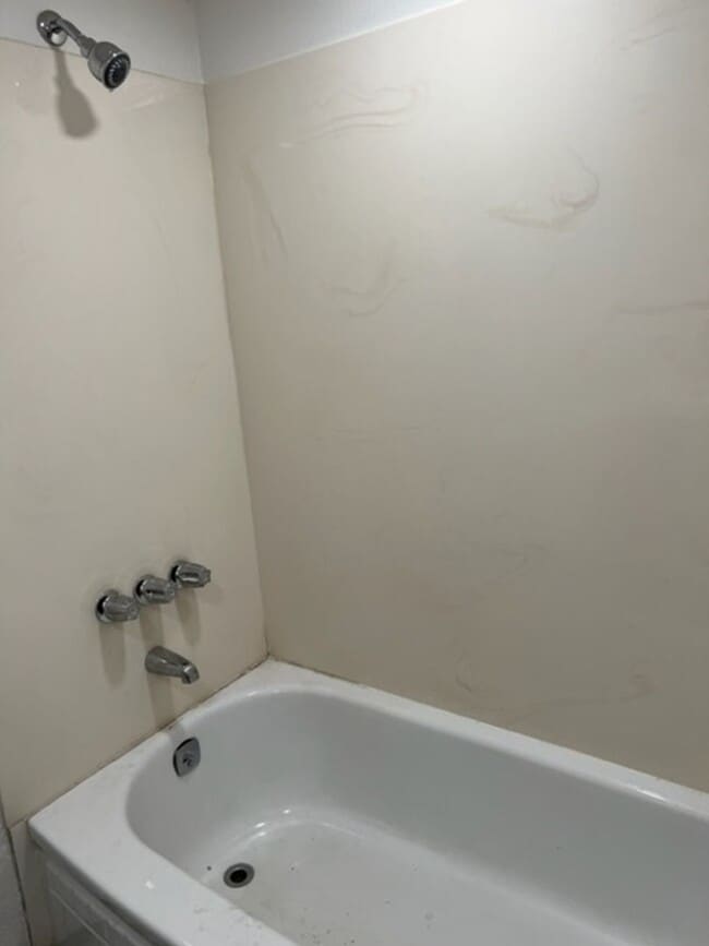 Building Photo - 4 BEDROOM HOME IN SKYWAY!!