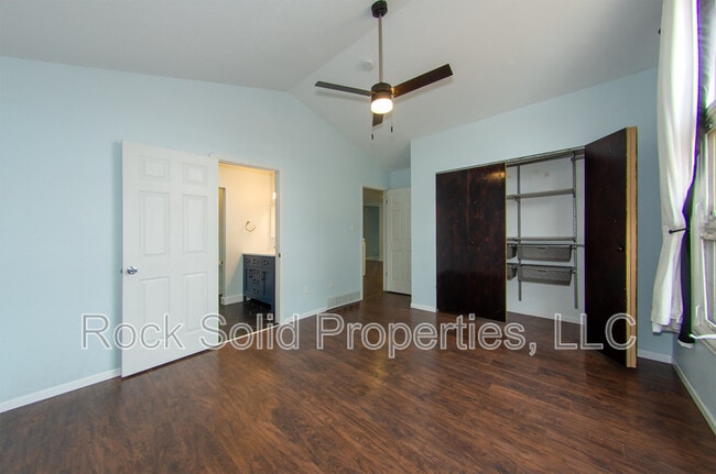 Building Photo - 5027 Green River St