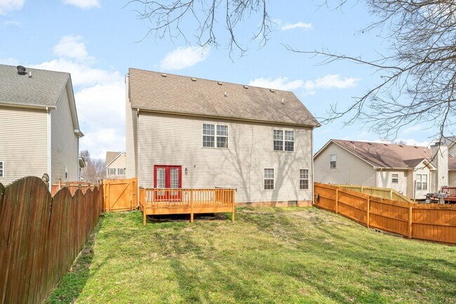 Building Photo - Pet Friendly Three Bedroom with Bonus!