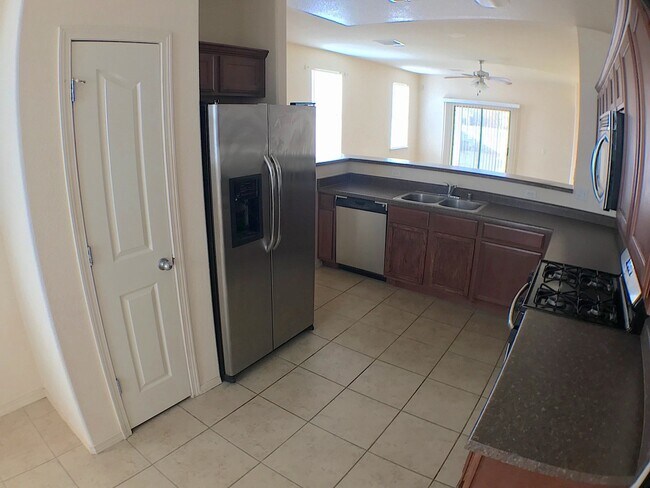 Building Photo - East El Paso 3bed/2bath Refrig A/C