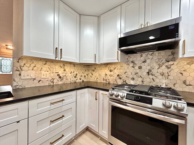 Building Photo - Move-In Ready 3/BR 2.5/BA Home with Spacious Layout & Modern Finishes