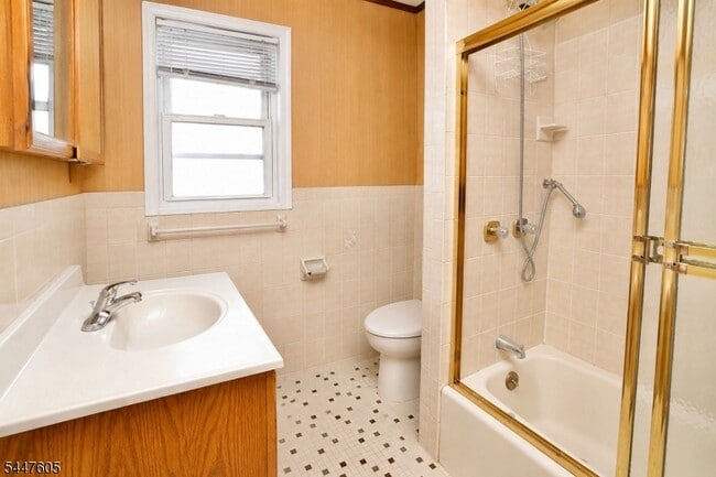 Building Photo - 425 Davis Ave