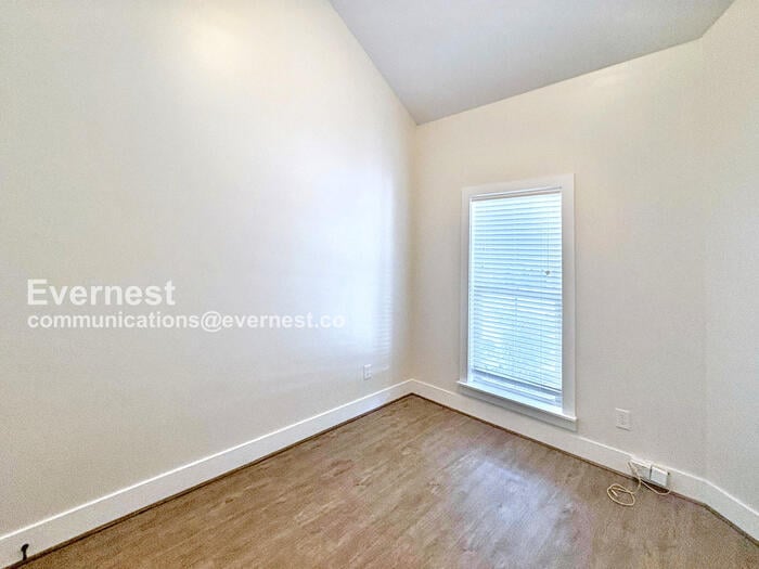 Building Photo - 107 Singapore Cir