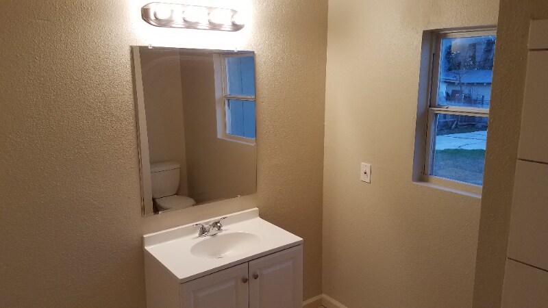 Building Photo - 422 Globe Ave