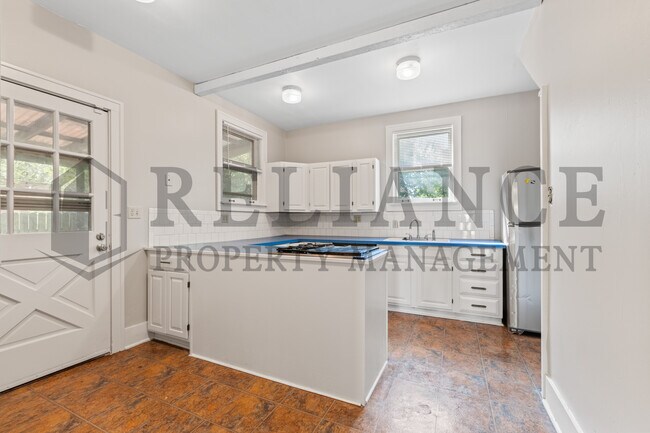 Building Photo - 1007 N Yale Ave