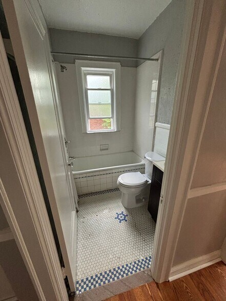 Building Photo - 884 Beaconsfield Ave