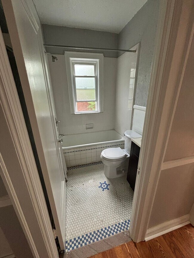 Building Photo - Charming One Bed Room in Grosse Pointe