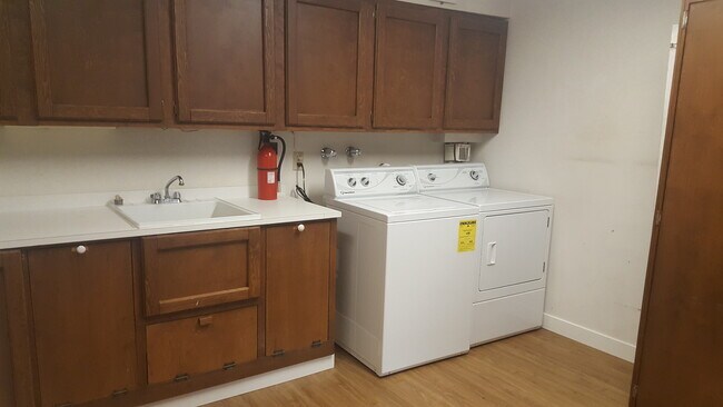 Building Photo - Raleigh Hills Beauty! XL Yard & Attached Garage! Dogs OK!