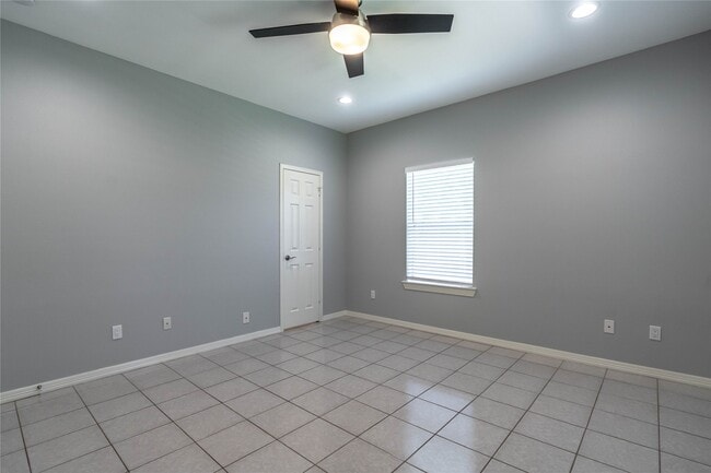 Building Photo - 1122 Ryon St