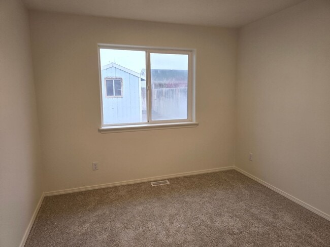 Building Photo - Freshly Updated 3 Bed | 2 Bath Home with Sunroom & Fenced Yard – Twin Falls