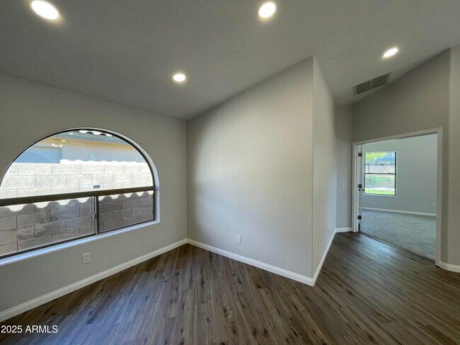 Building Photo - 841 E Lovegrass Dr