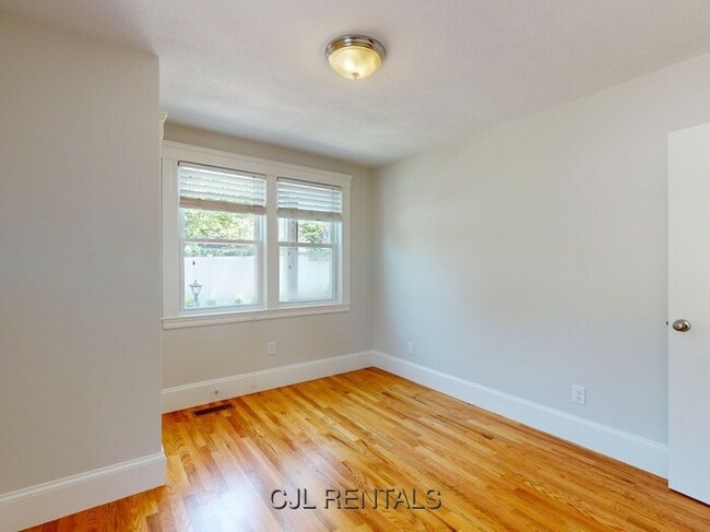 Building Photo - 25 Charlotte Rd