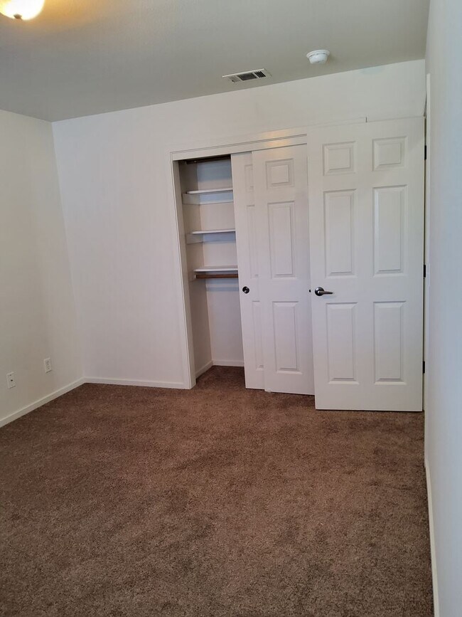 Building Photo - 4 Bedroom home in the Berry Gardens