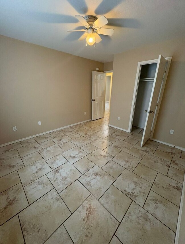 Building Photo - AVAILABLE NOW!!