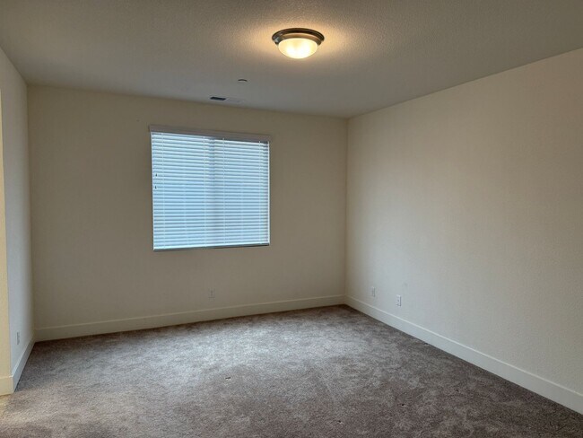 Building Photo - Lovely 4 Bedroom Home With Easy Landscaping And Beautiful Interior