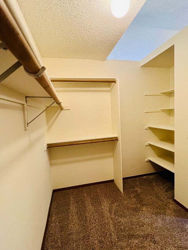 Building Photo - Single Family Home 3 bedroom 2.5 bath Unfi...
