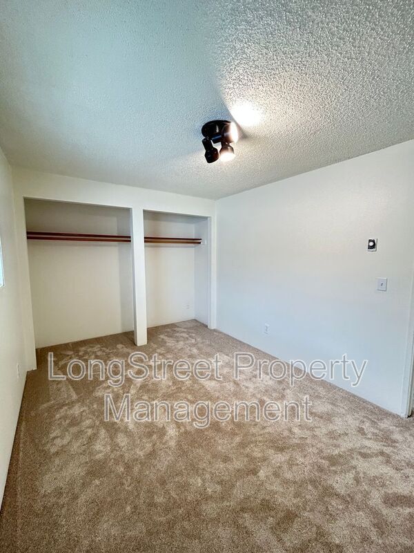 Building Photo - 324 NE Conifer Blvd