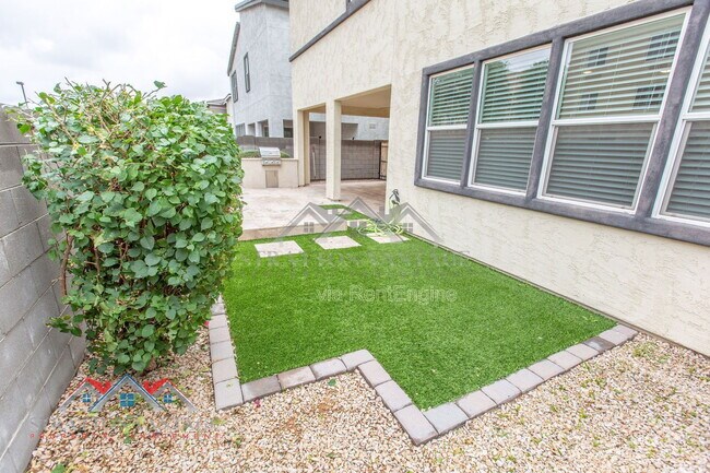 Building Photo - 2095 S Saguaro Dr