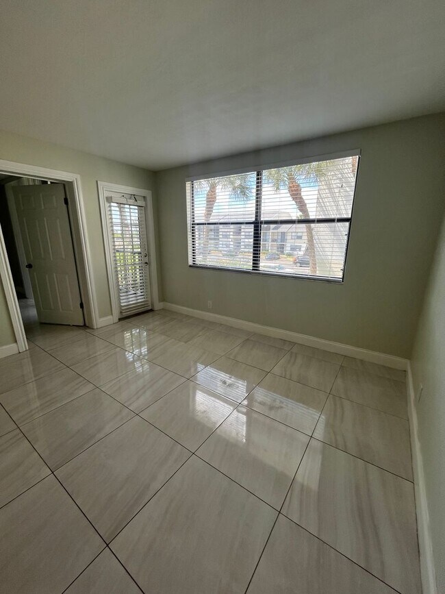 Building Photo - ONE BEDROOM ONE BATHROOM! FULLY RENOVATED Stainless Appliances!