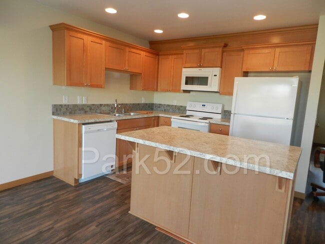Building Photo - 3 bedroom 1.5 bathroom duplex in Fife!