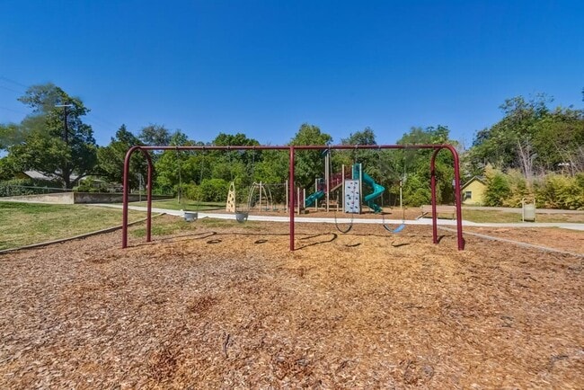 Building Photo - 601 E 8th St