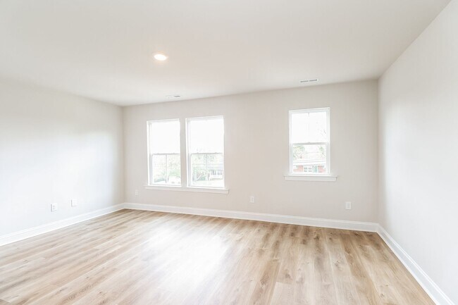 Building Photo - Beautiful 4BR 2.5BA Home w/ Full Appliance Kitchen • Garage Parking •