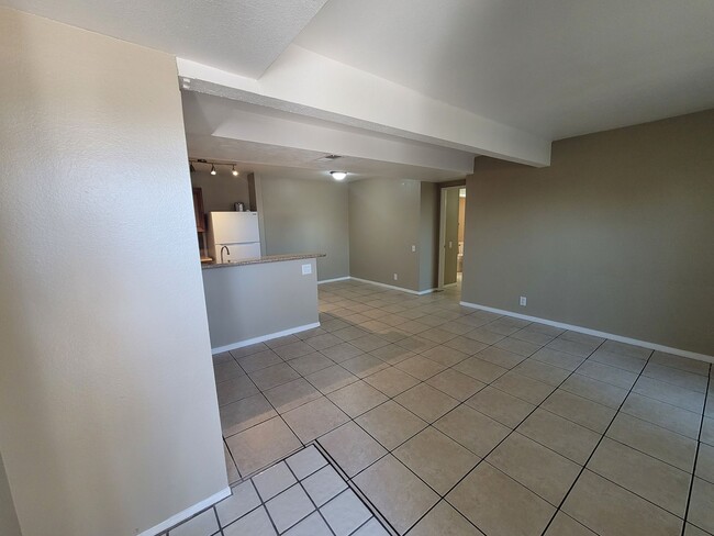 Building Photo - Single-Story 1-Bedroom Condo in a Highland...