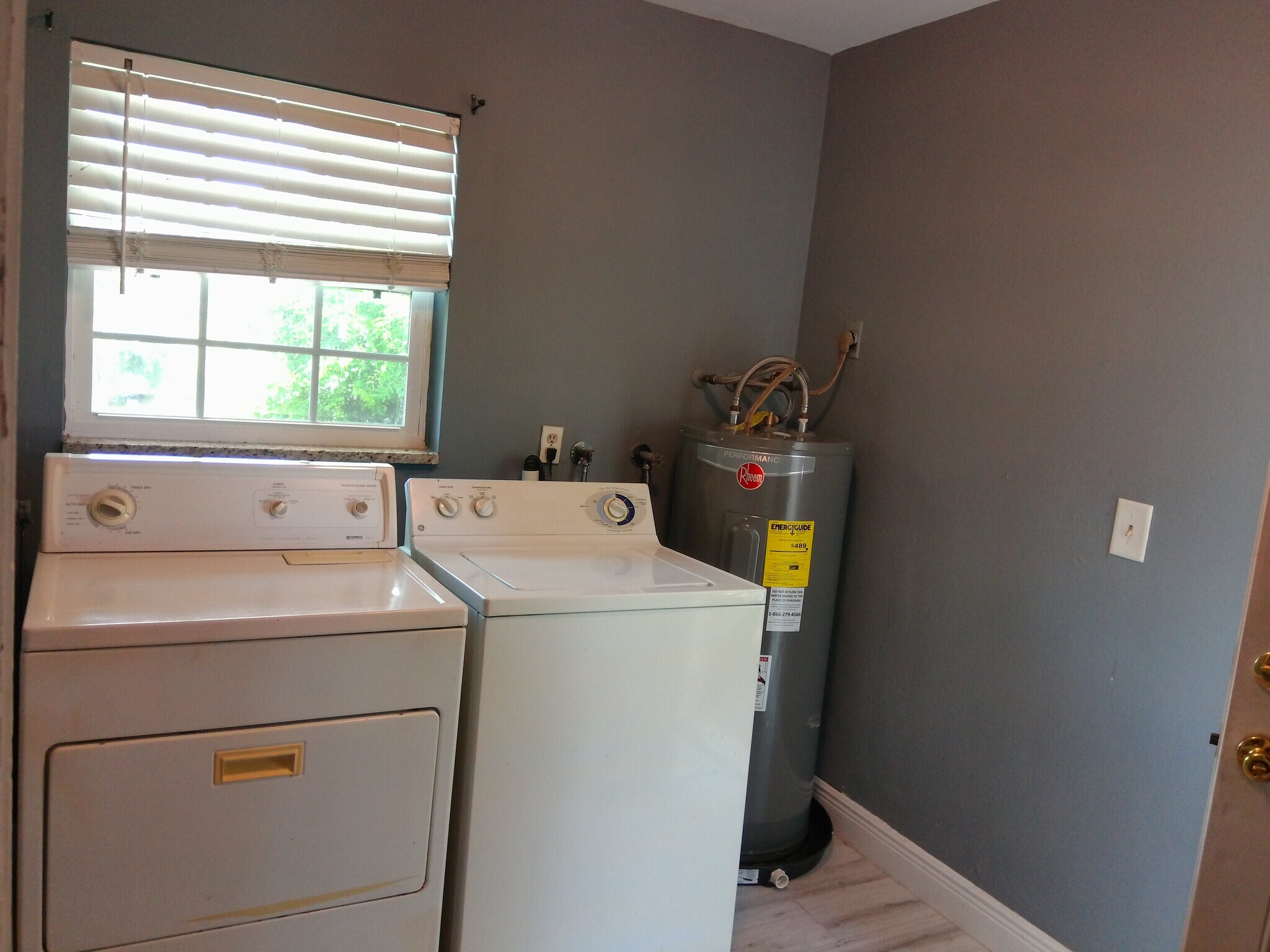 Building Photo - 893 Iris Dr