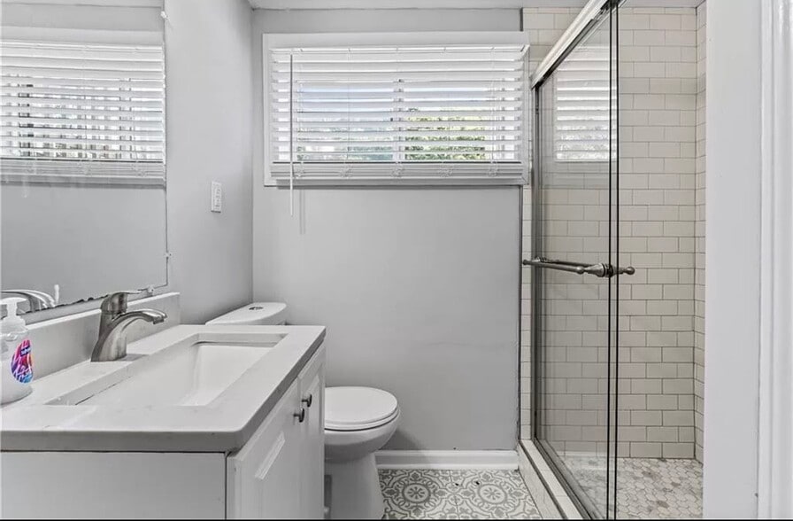 Building Photo - 179 Oak Dr SW