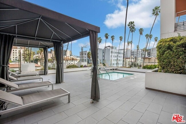 Building Photo - 453 S Kenmore Ave