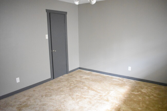Building Photo - 523 Arbor Oak Dr