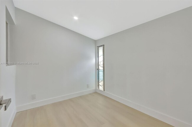 Building Photo - 1720 SW 23rd Ave