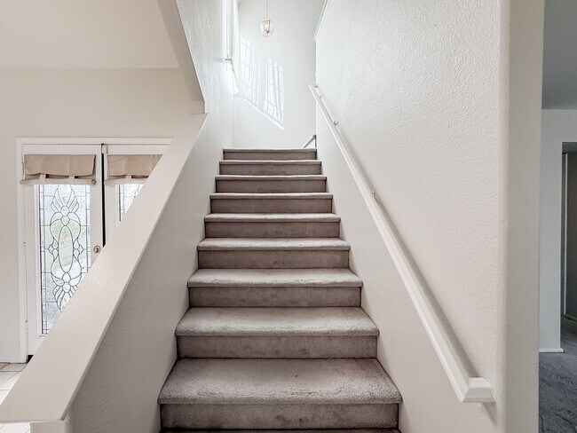 Building Photo - 40041 Zamura Ct