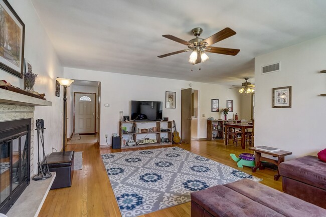 Building Photo - Charming Bi-Level Home in Sunset Village -...