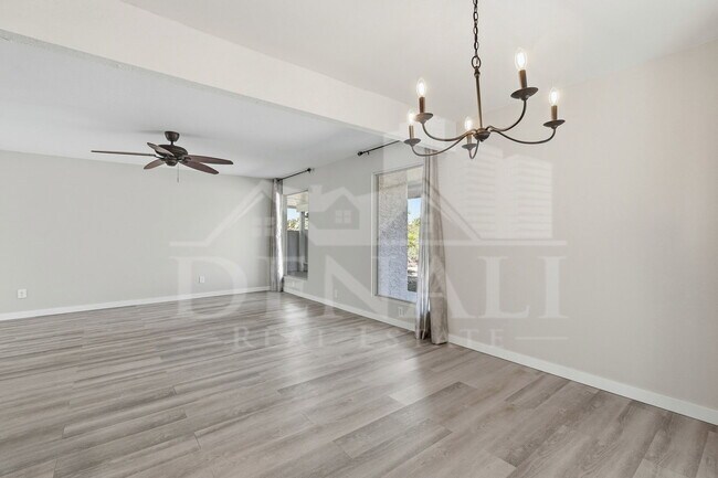 Building Photo - 10602 E Elmhurst Dr