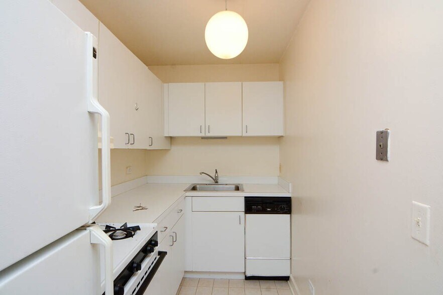 Building Photo - 702 W Wellington Ave