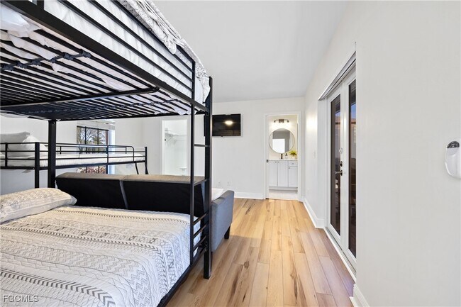 Building Photo - 2309 SW 27th St