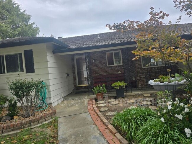 Building Photo - 1033 Woodshire Way