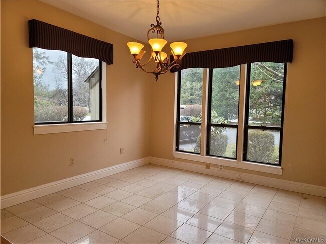 Building Photo - 555 Heritage Hills