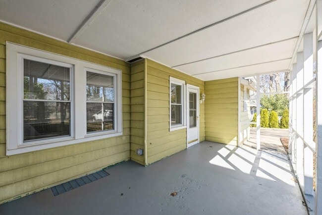 Building Photo - 130 Soundview Rd