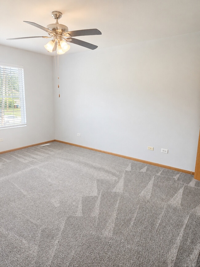 Building Photo - 1462 Glen Ellyn Rd