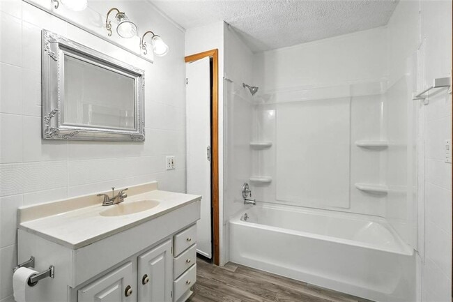 Building Photo - A must see 3 bedroom 2 bath in El Reno!