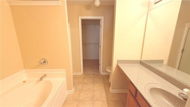 Building Photo - 1902 Dilcrest Dr