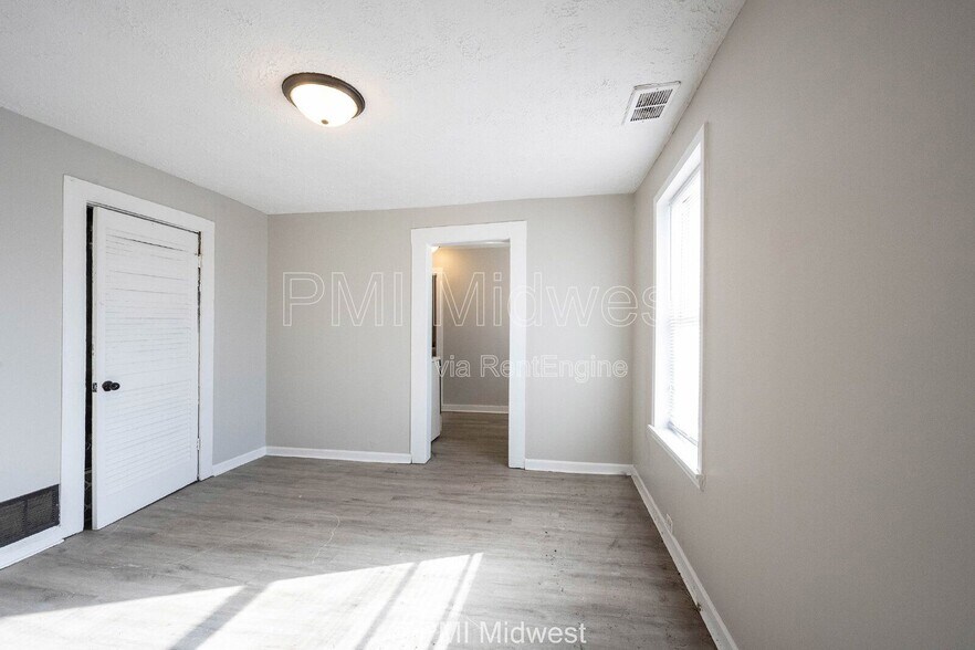 Building Photo - 423 Villa Ave