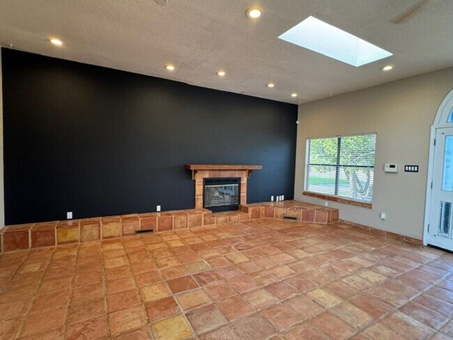 Building Photo - Pool & Hot Tub on the Golf Course Too! Mes...