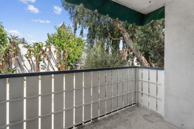 Building Photo - Top-Floor 1-Bedroom Condo with Vaulted Cei...